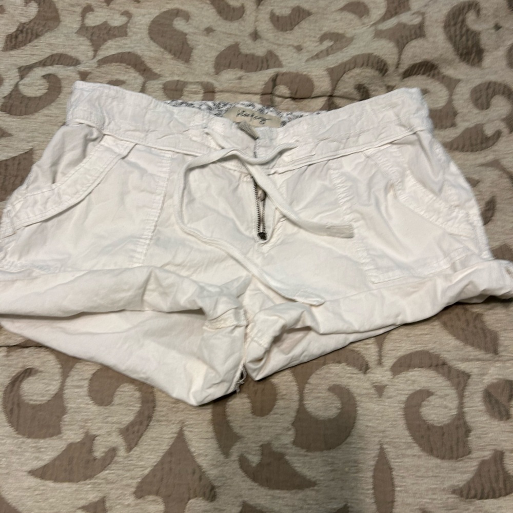 Kiss Pery white cotton shorts with roll tabs to wear high or long
